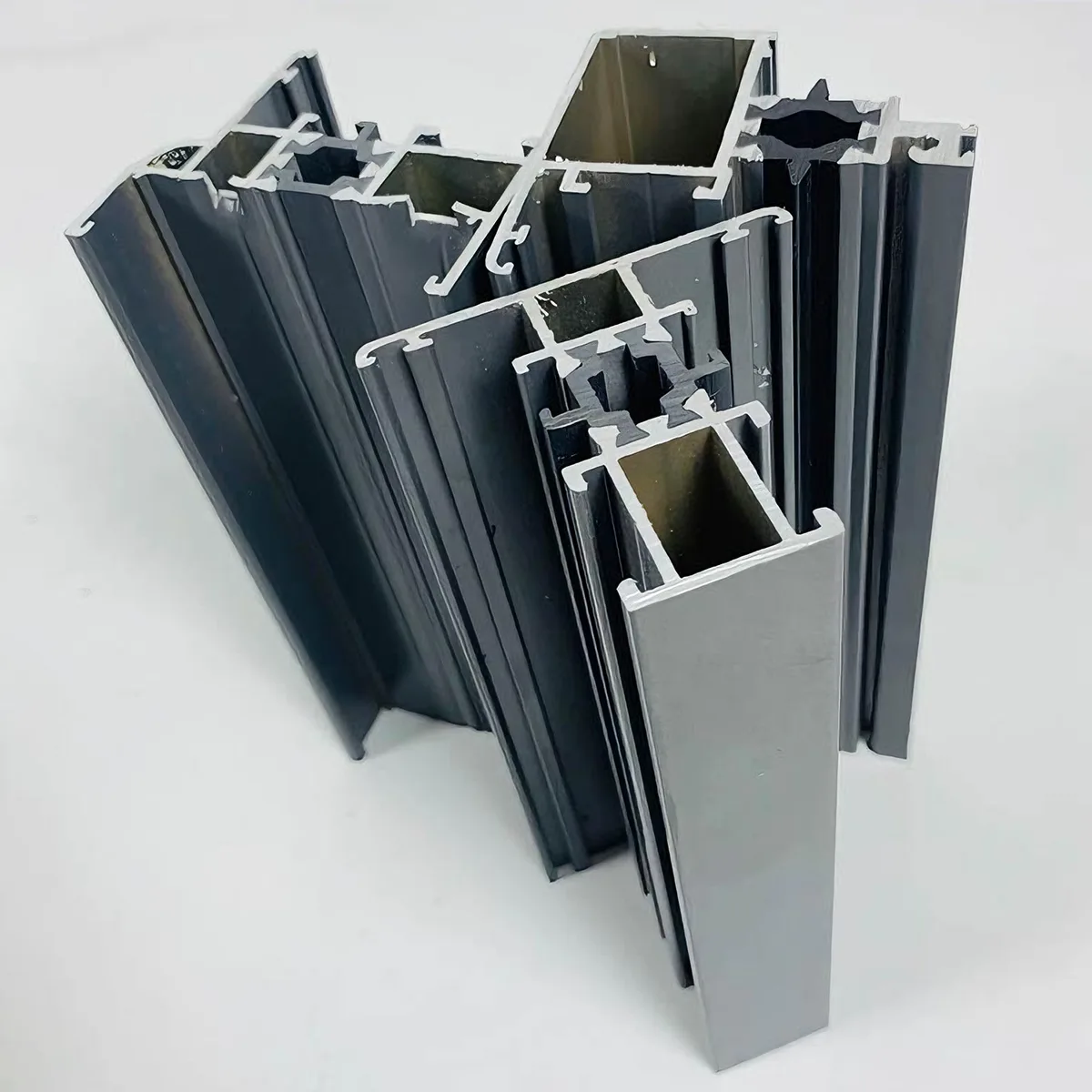 Dörr- och fönstersystemprofiler i aluminium